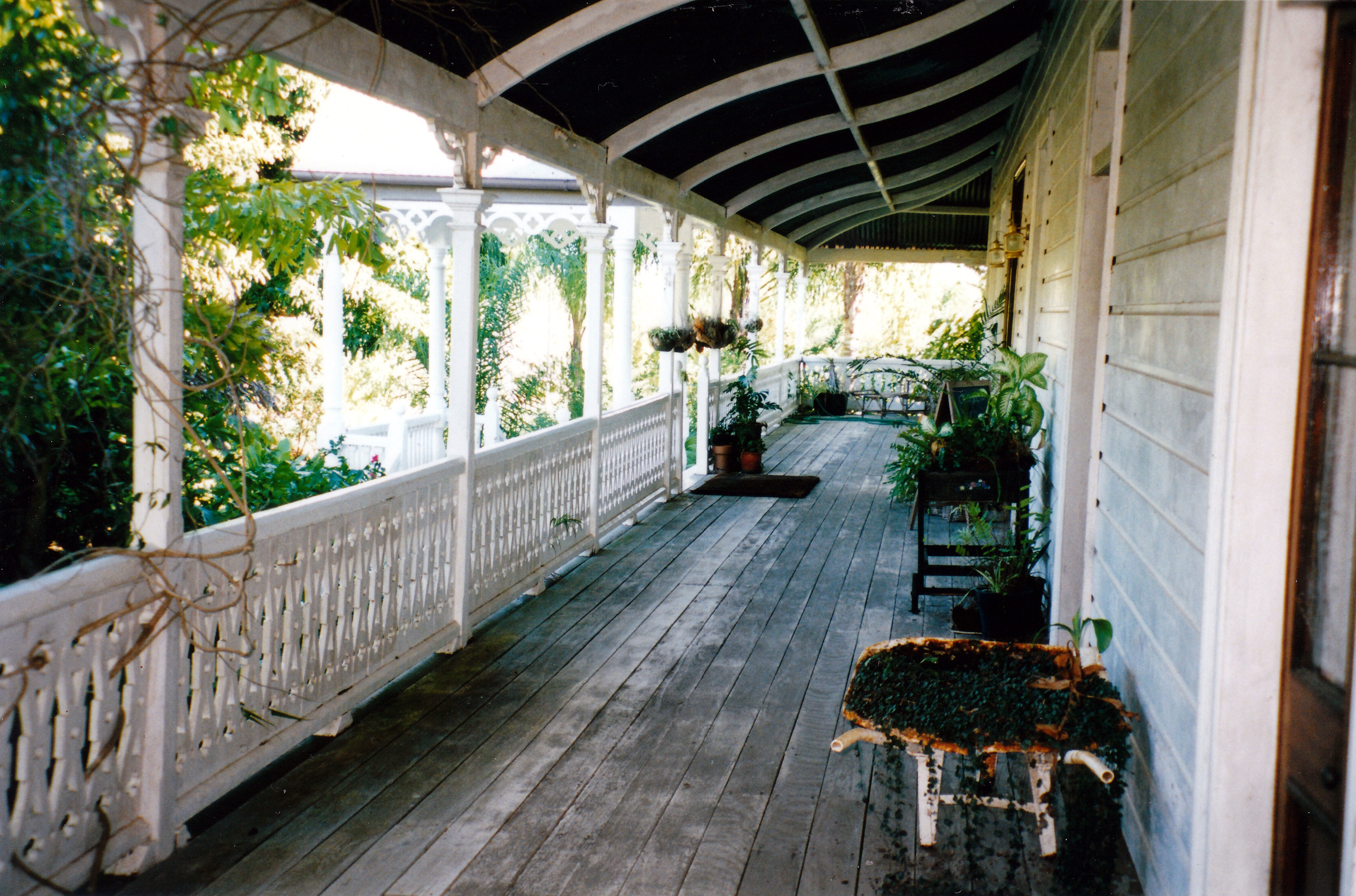 05-06-1998 01 Brooklyn House veranda.jpg