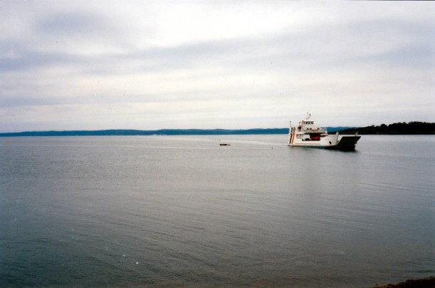 05-08-1998 01 Fraser Island barge coming into River Heads.jpg