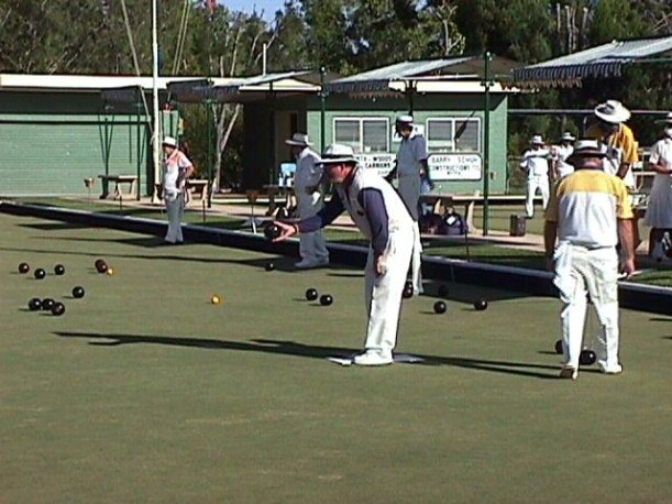 07-25-1998 Bowling at Weipa.jpg