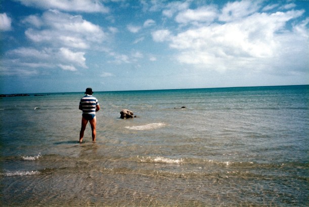 08-02-1998 02 Vrilya John with net.jpg