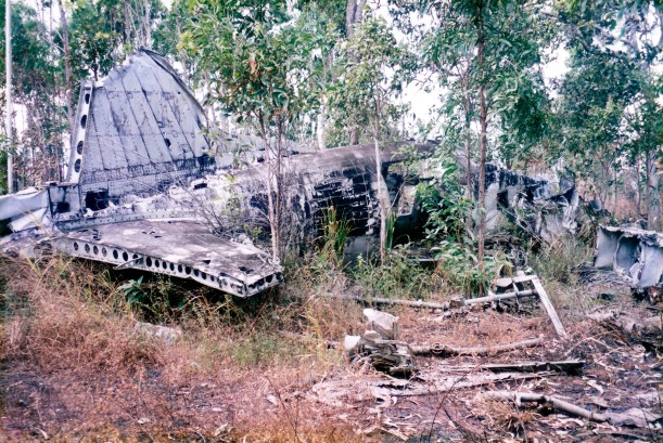 08-03-1998 05 wreck DC3 parts.jpg