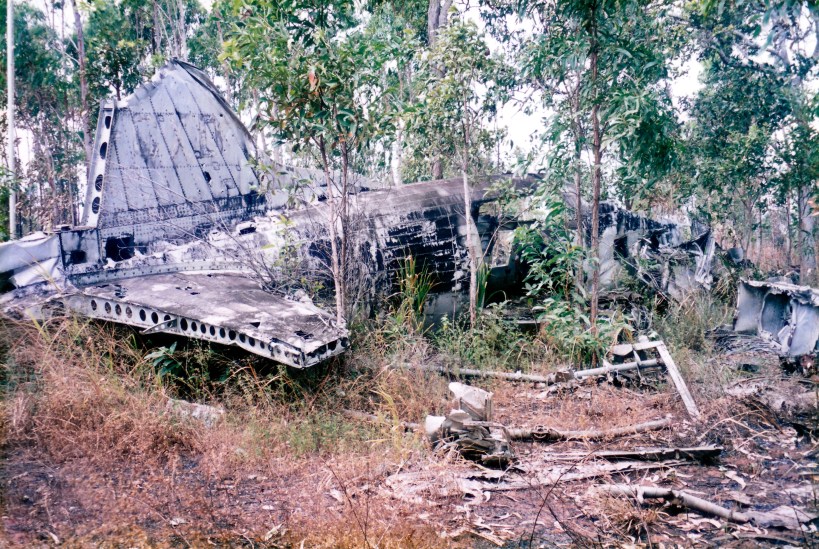 08-03-1998 05 wreck DC3 parts.jpg