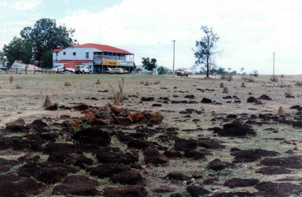 10-16-1998 04 downtown Einasleigh.jpg