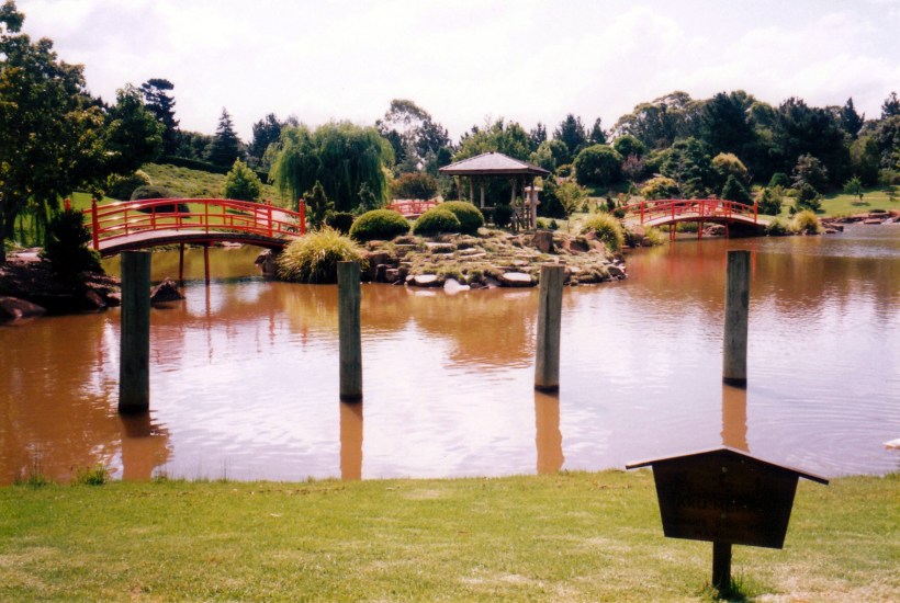 01-06-1999 symbolism Japanese gardens, toowoomba.jpg