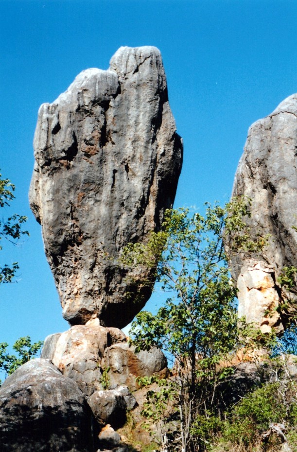 11-23-1998-15-balancing-rock-chillagoe