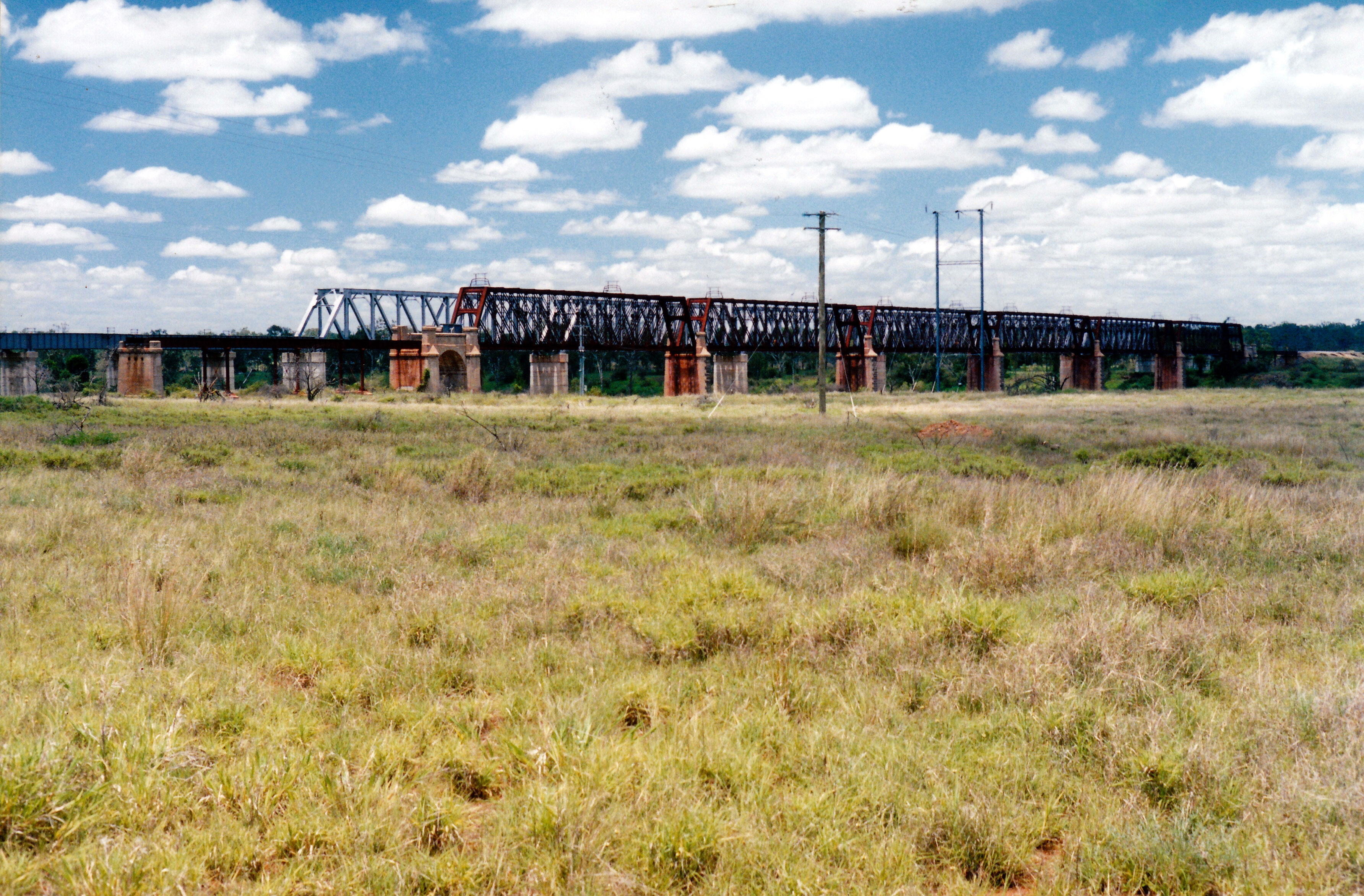 12-02-1998 01 old and new Burdekin rail bridges.jpg