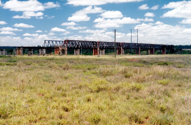 12-02-1998 01 old and new Burdekin rail bridges.jpg