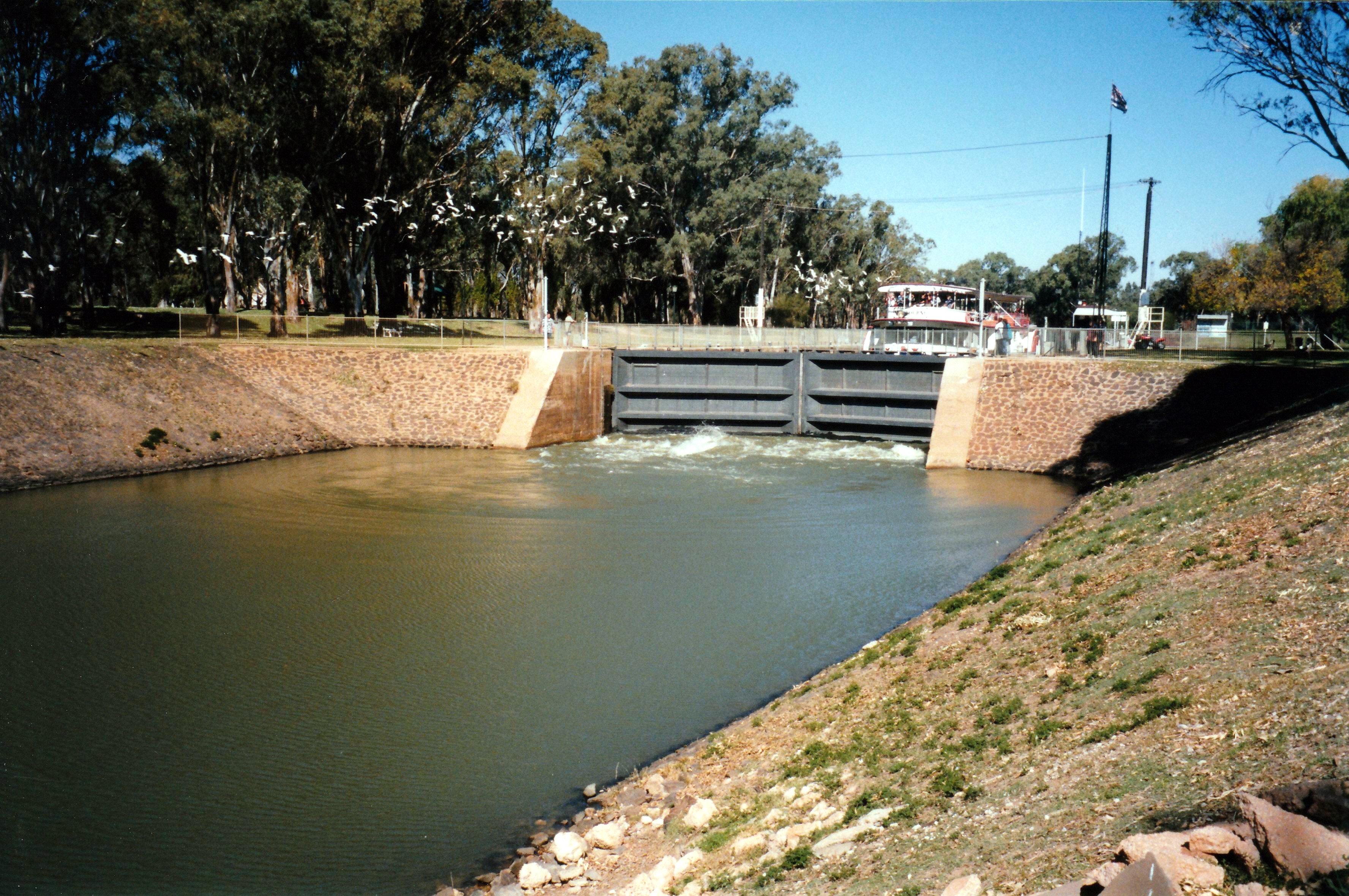 04-16-1999 Melbourne in Lock 11.jpg