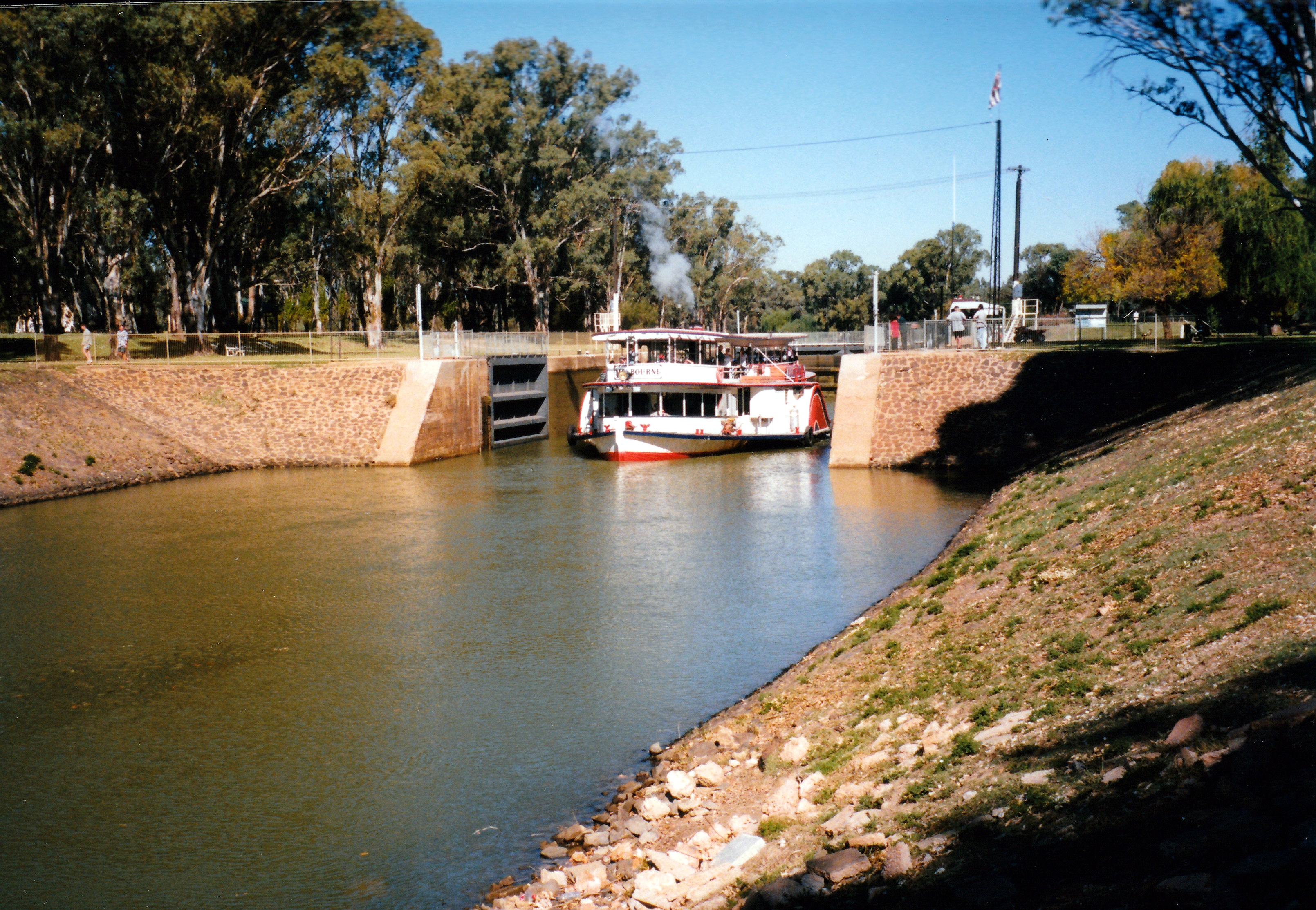 04-16-1999-ps-melbourne-exiting-lock-11