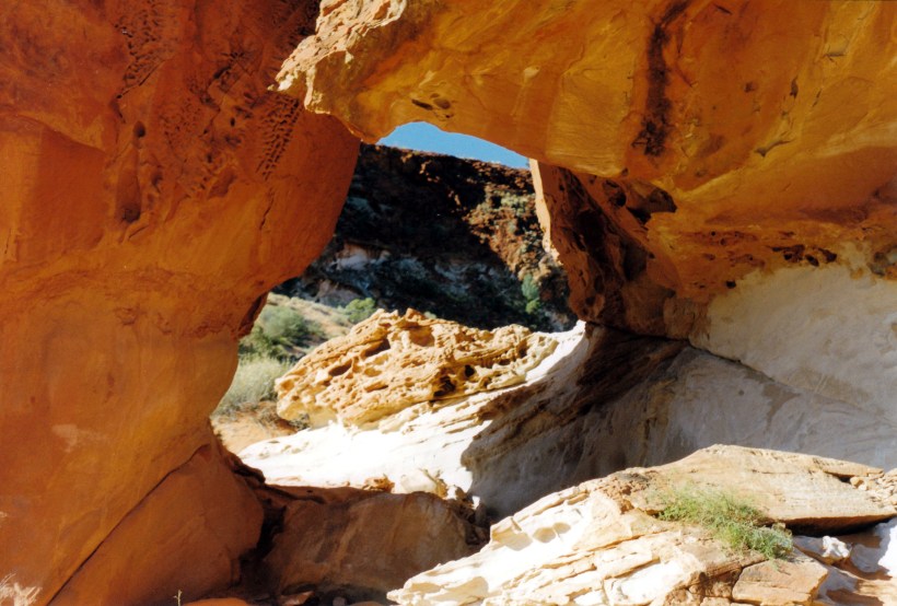 06-30-1999 07 Rainbow Valley smelly cave