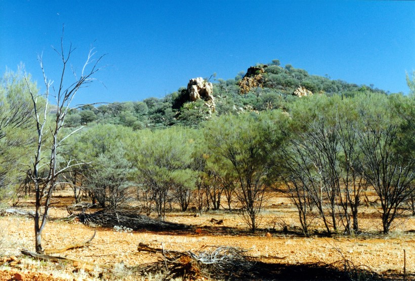 07-15-1999 02 Pinnacles Bore Tk quartz outcrop.jpg