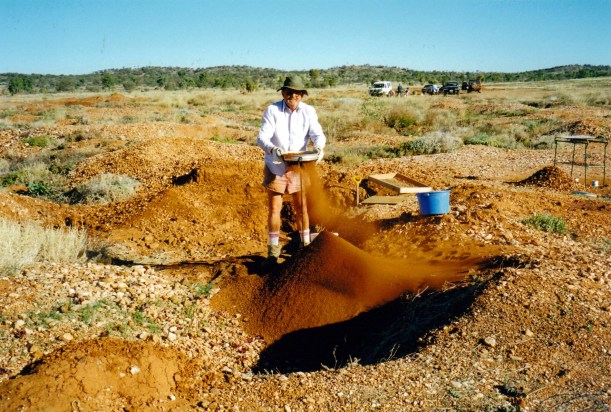 07-22-1999 05 ohn sifting.jpg