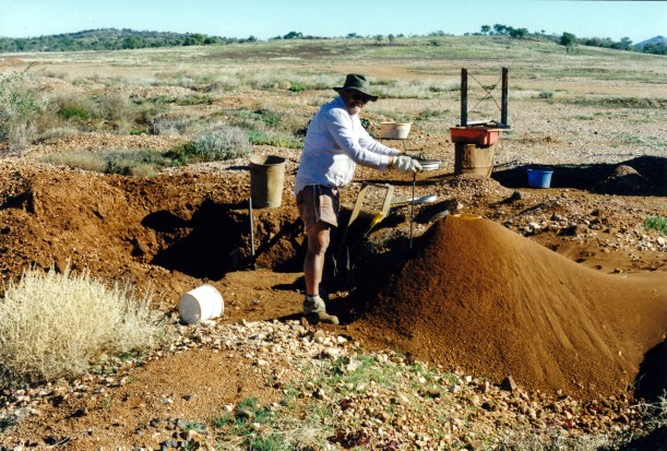 07-26-1999 02 Mud Tank lot of dirt been sifted here .jpg