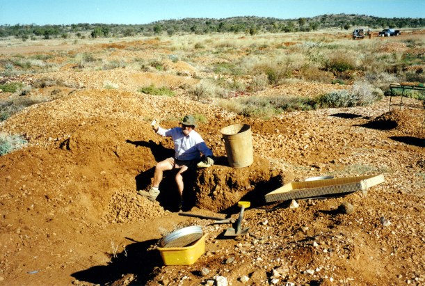 07-26-1999 04 Mud Tank John in his deepest zircon pit.jpg
