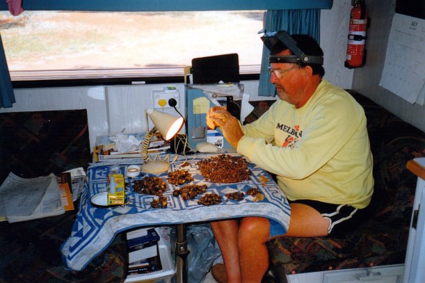 07-27-1999 looking for prizes.jpg