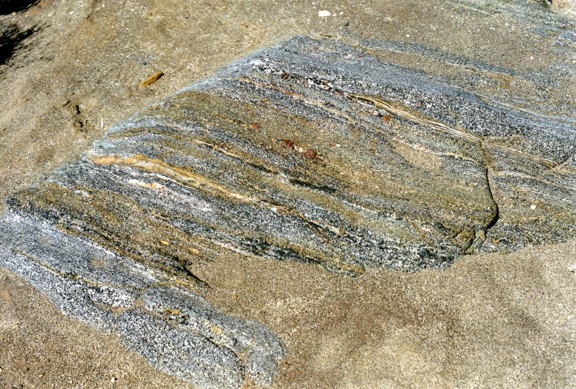 07-28-1999 06 garnets in rock.jpg