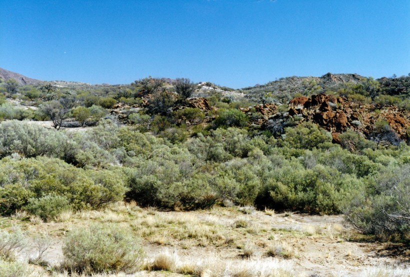 07-28-1999 08 quartz outcrop country Painted Canyon