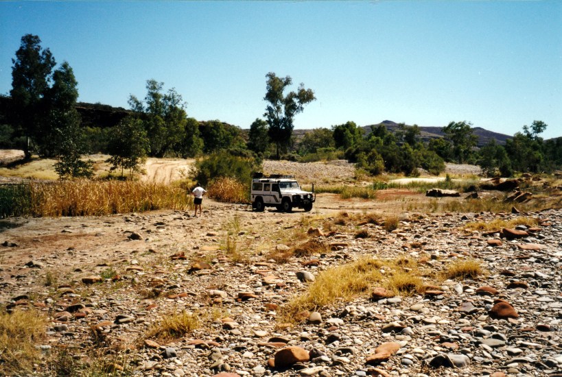 08-10-1999 06 waterhole in Finke bed