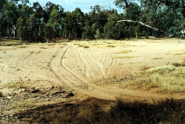08-11-1999 05 crossing Finke south of Boggy Hole