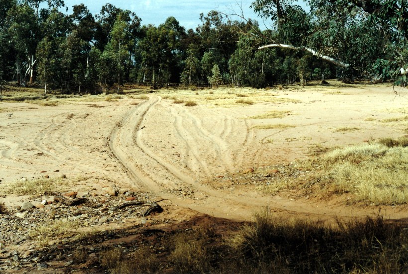 08-11-1999 05 crossing Finke south of Boggy Hole
