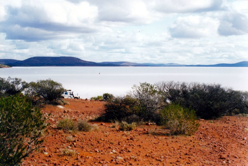09-06-1999 11 Lake Gairdner John in distance