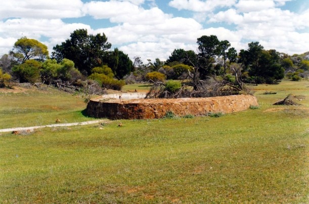09-07-1999 02 old well yardea