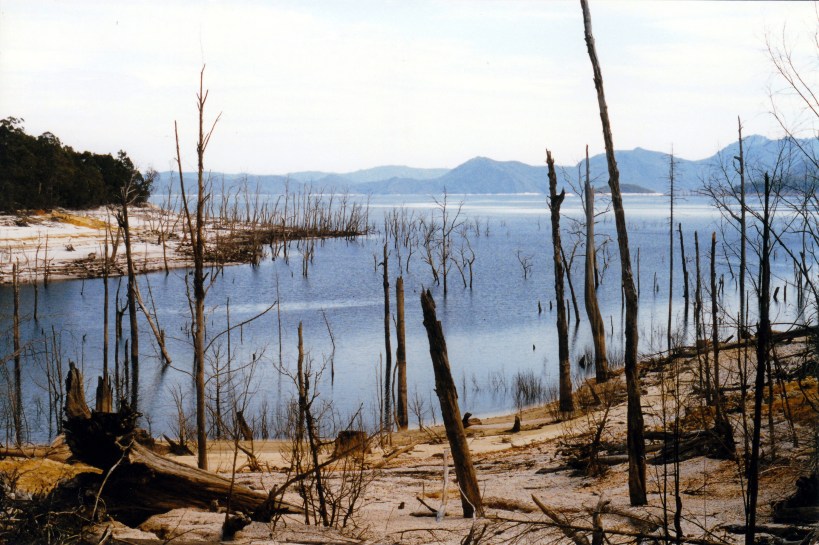 02-19-2000 03 Lake Gordon drought level.jpg