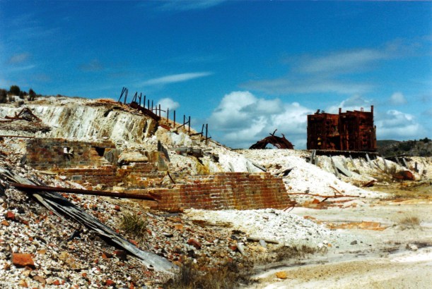 03-08-2000 smelter ruins zeehan.jpg