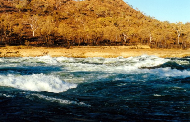 06-27-2000 09 spillway waves.jpg