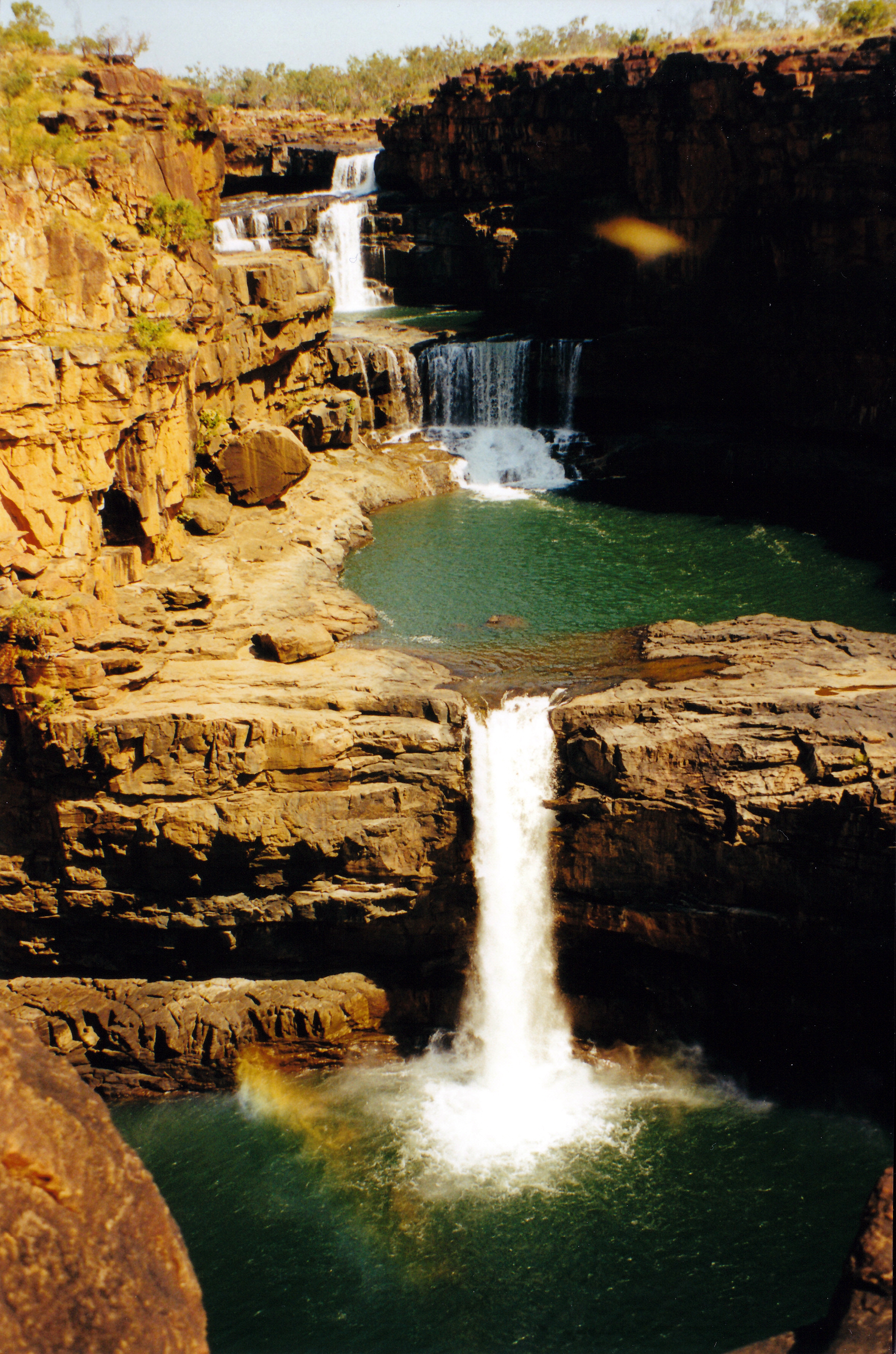 08-06-2000 26 falls from helicopter