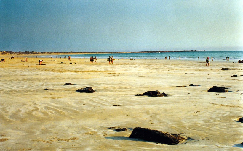 08-27-2000 cable beach looking to point.jpg