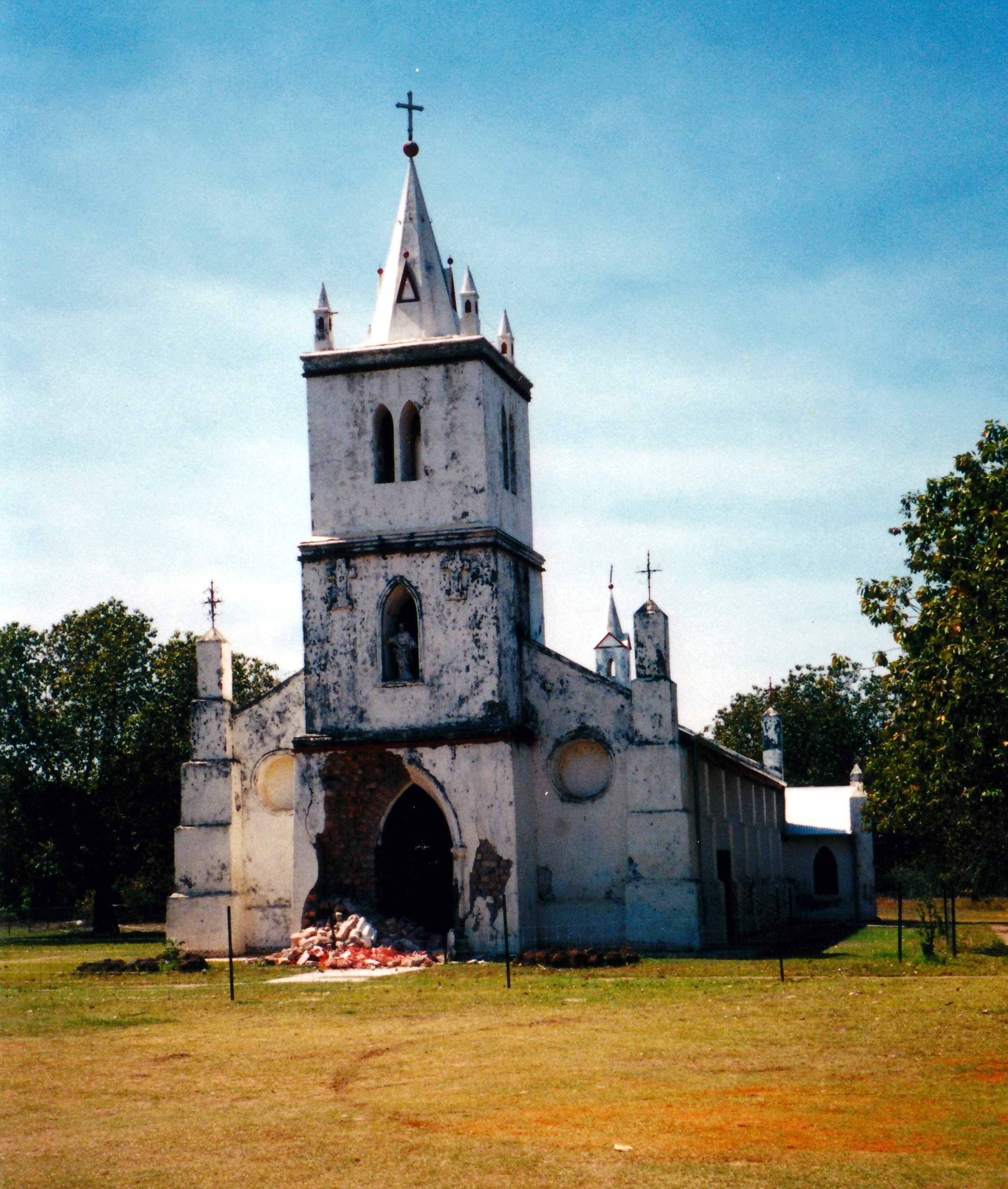 08-28-2000 01 beagle bay church collapse