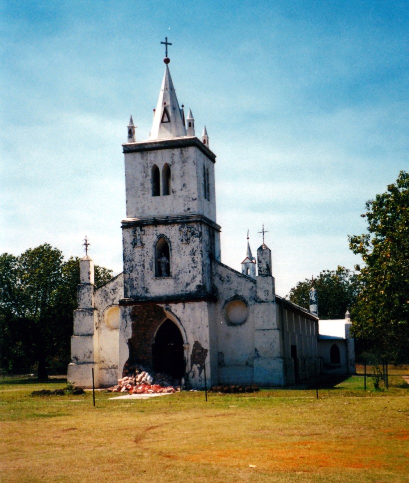 08-28-2000 01 beagle bay church collapse