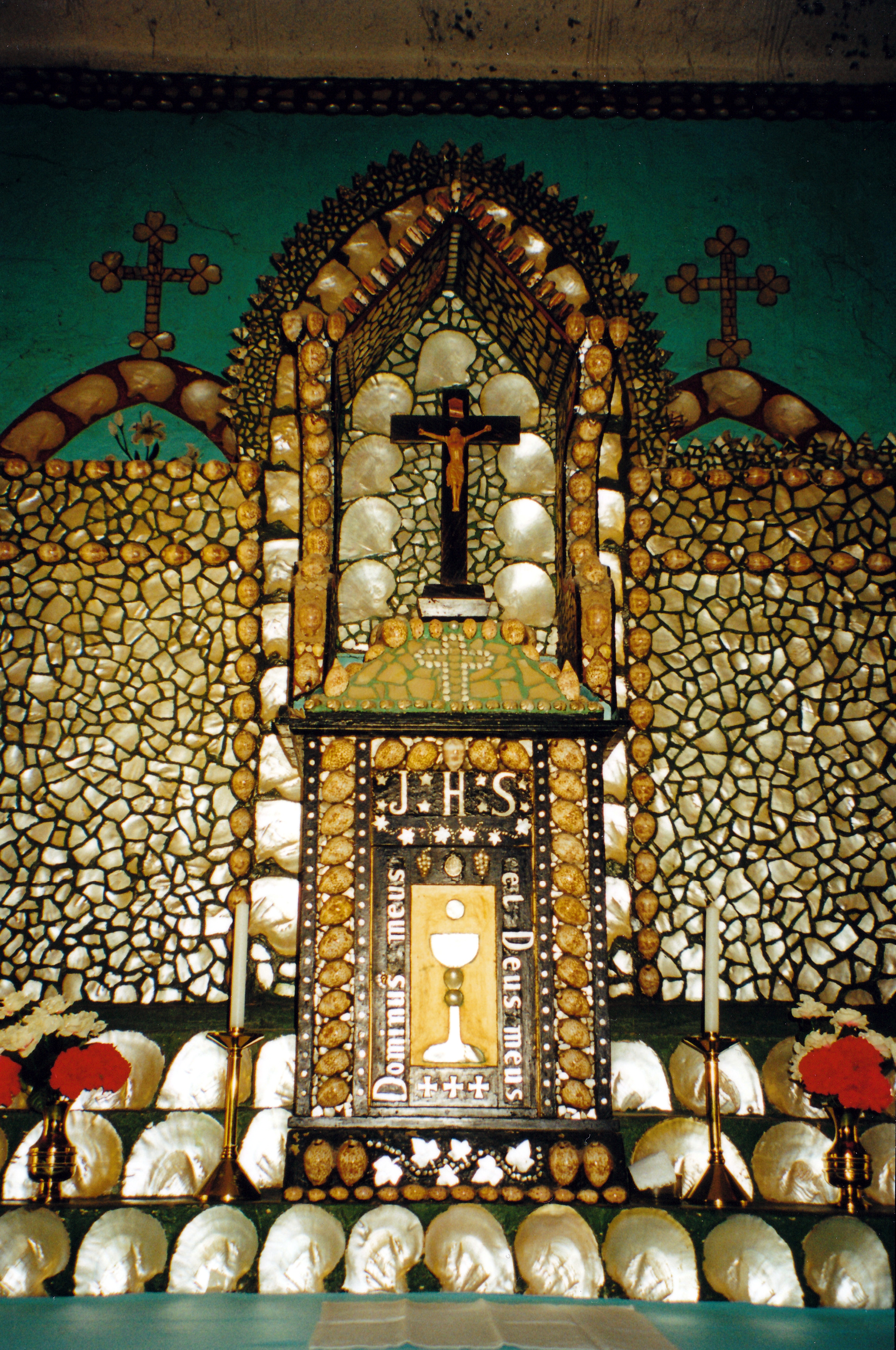 08-28-2000 03 beagle bay chruch altar.jpg