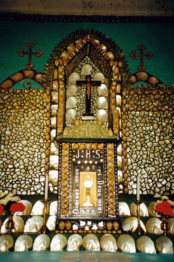 08-28-2000 03 beagle bay chruch altar.jpg