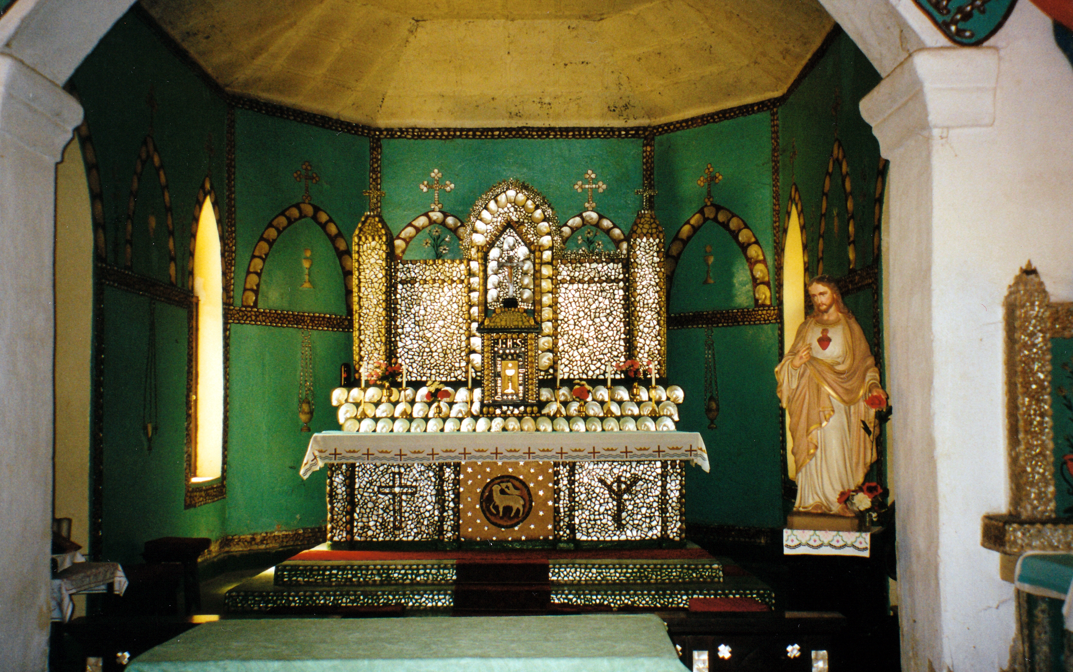 08-28-2000 04 interior beagle bay church