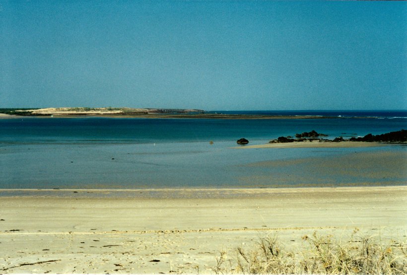 09-04-2000 02 reef middle lagoon low tide.jpg