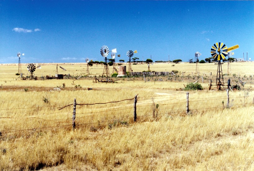 12-01-2000 07 penong surrealism.jpg