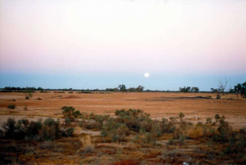 Resize of 05-26-2002 Eromanga full moon rising