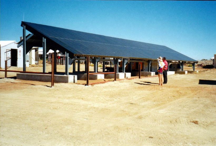Resize of 06-02-2002 04 solar panel array at HQ Diamantina NP
