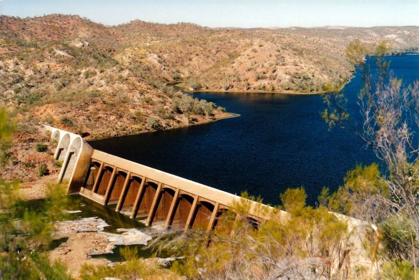 Resize of 06-09-2002 04 Lake Julius and dam wall on Leichardt River.jpg