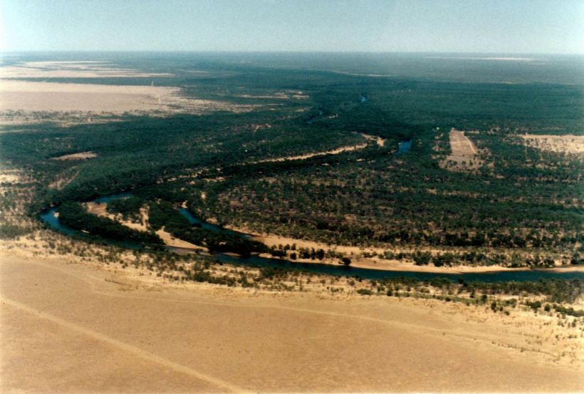 Resize of 09-08-2002 05  Escott airstrip and Nicholson R.jpg