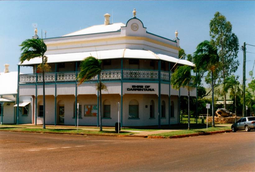 Resize of 09-25-2002 03 building and 27foot croc model Normanton.jpg