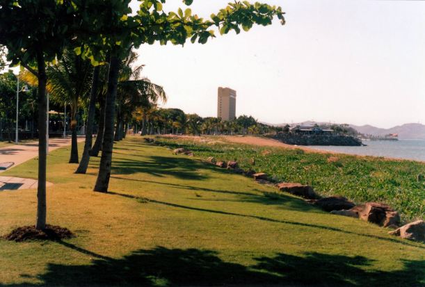 Resize of 10-08-2002 Strand Townsville