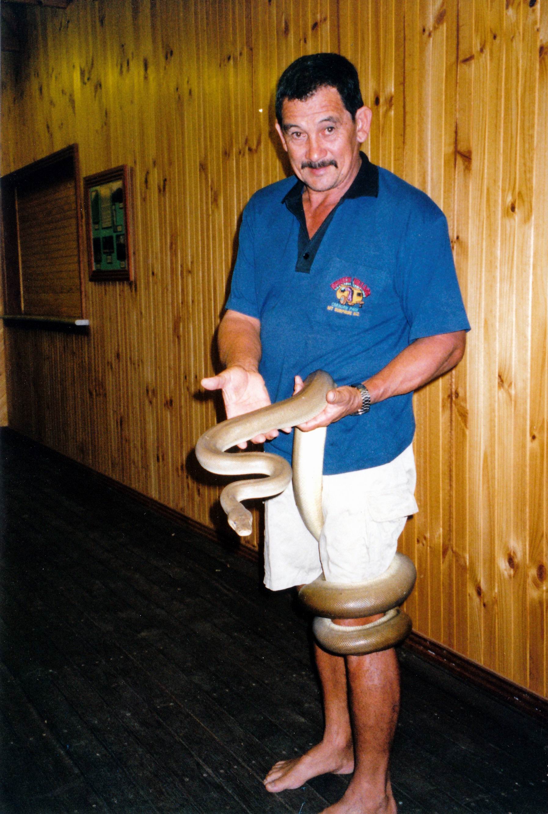 Resize of 05-16-2003 01 dinner guest and rod.jpg