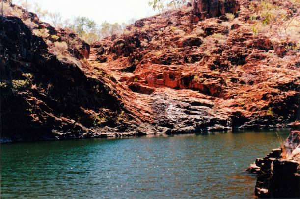 Resize of 09-13-2003 04 Hedleys Groge Bowthorn.jpg