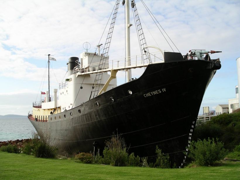 Resize of 05-19-2004 01 Old whaler Albany