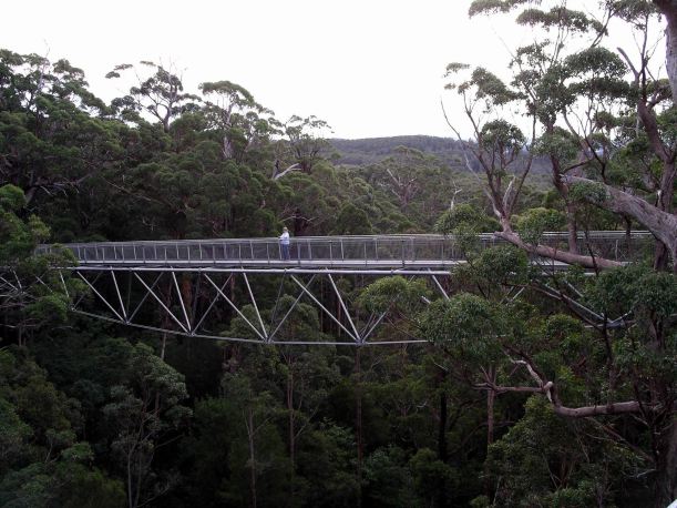 Resize of 05-20-2004 12 wendy on walkway.JPG
