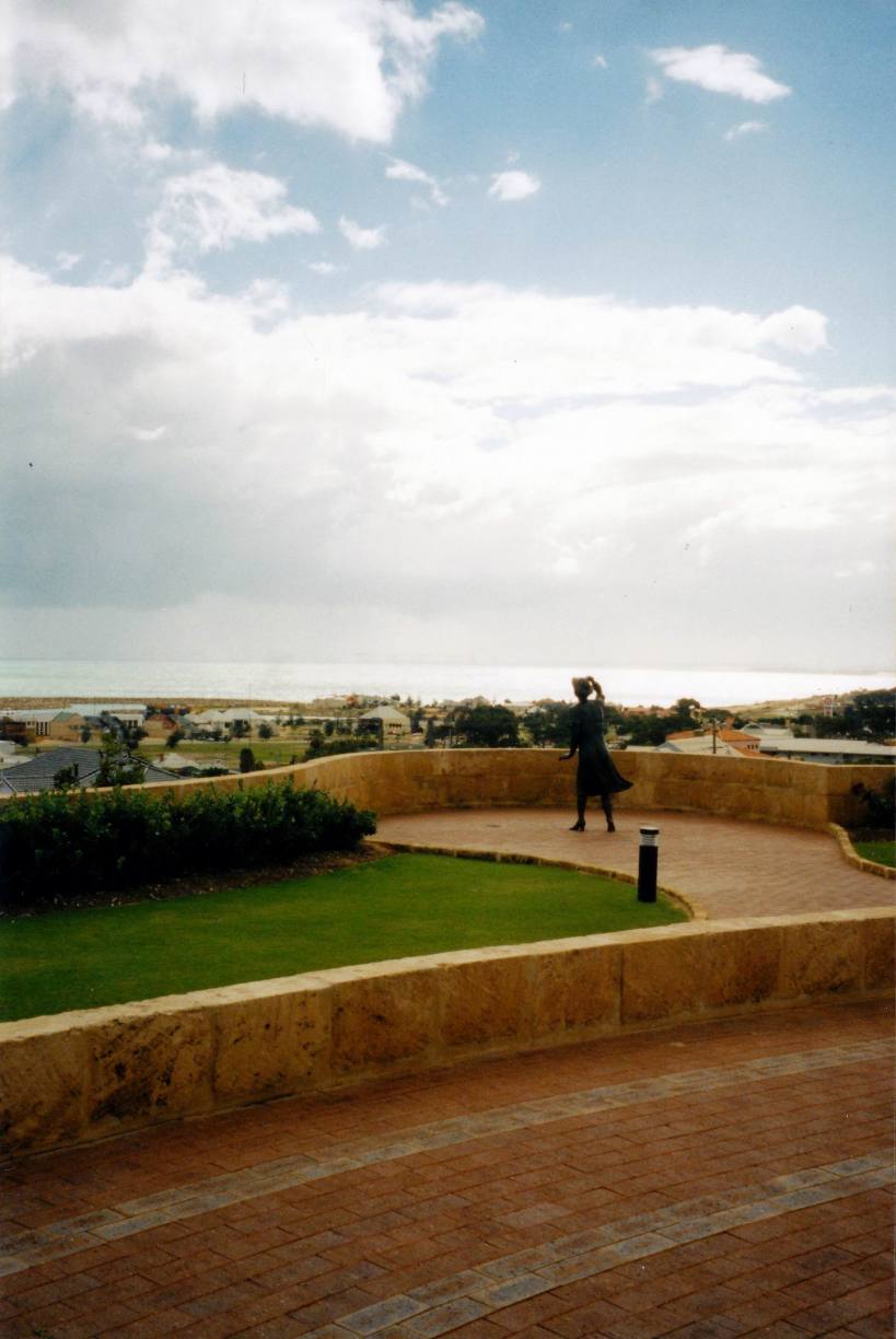 Resize of 06-10-2004 Sydney memorial Geraldton