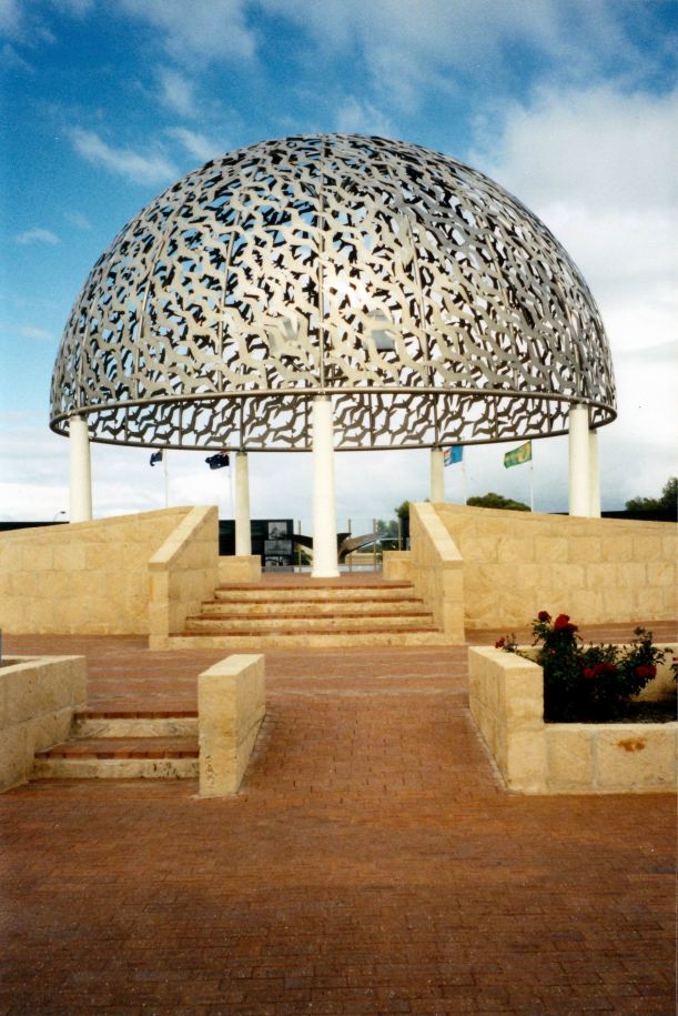 Resize of 06-10-2004 Sydney Memorial stylized gulls.jpg